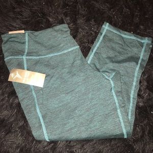 NEW Old Navy Active Workout Cropped Pants